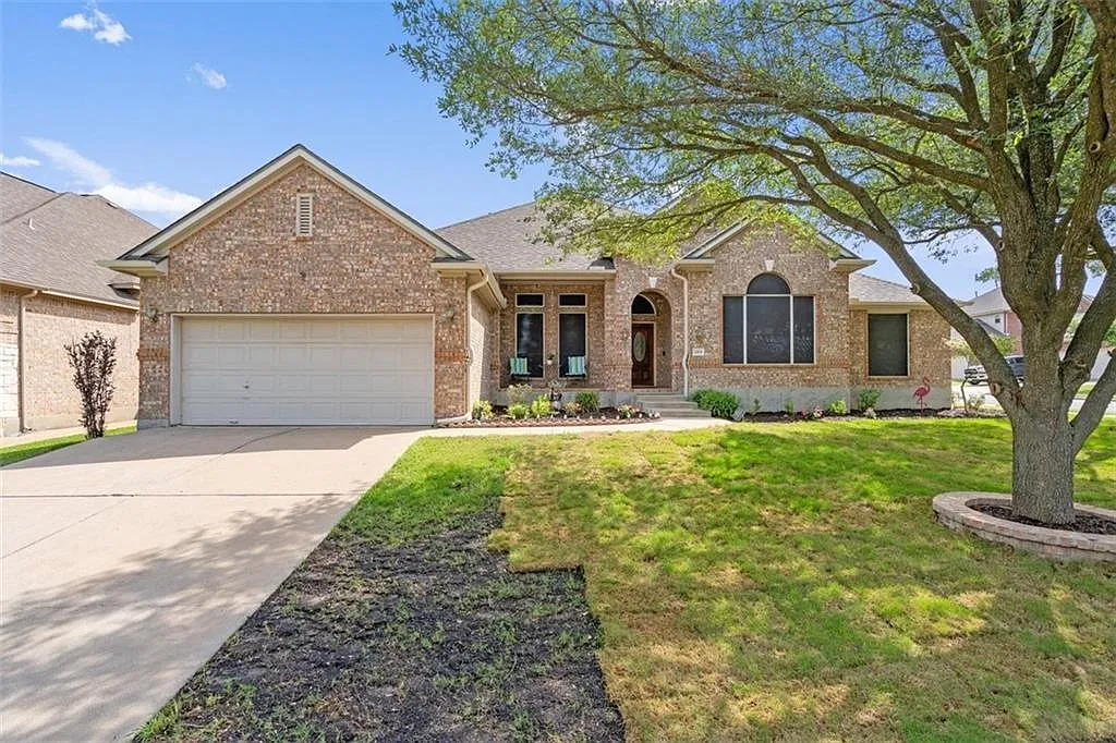 5 bed, 3.5 bath, 2796 sqft, $2,950 — Photo 2