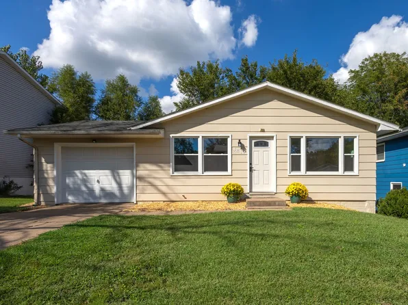 4210 Greenway Dr, Davenport, IA 52804