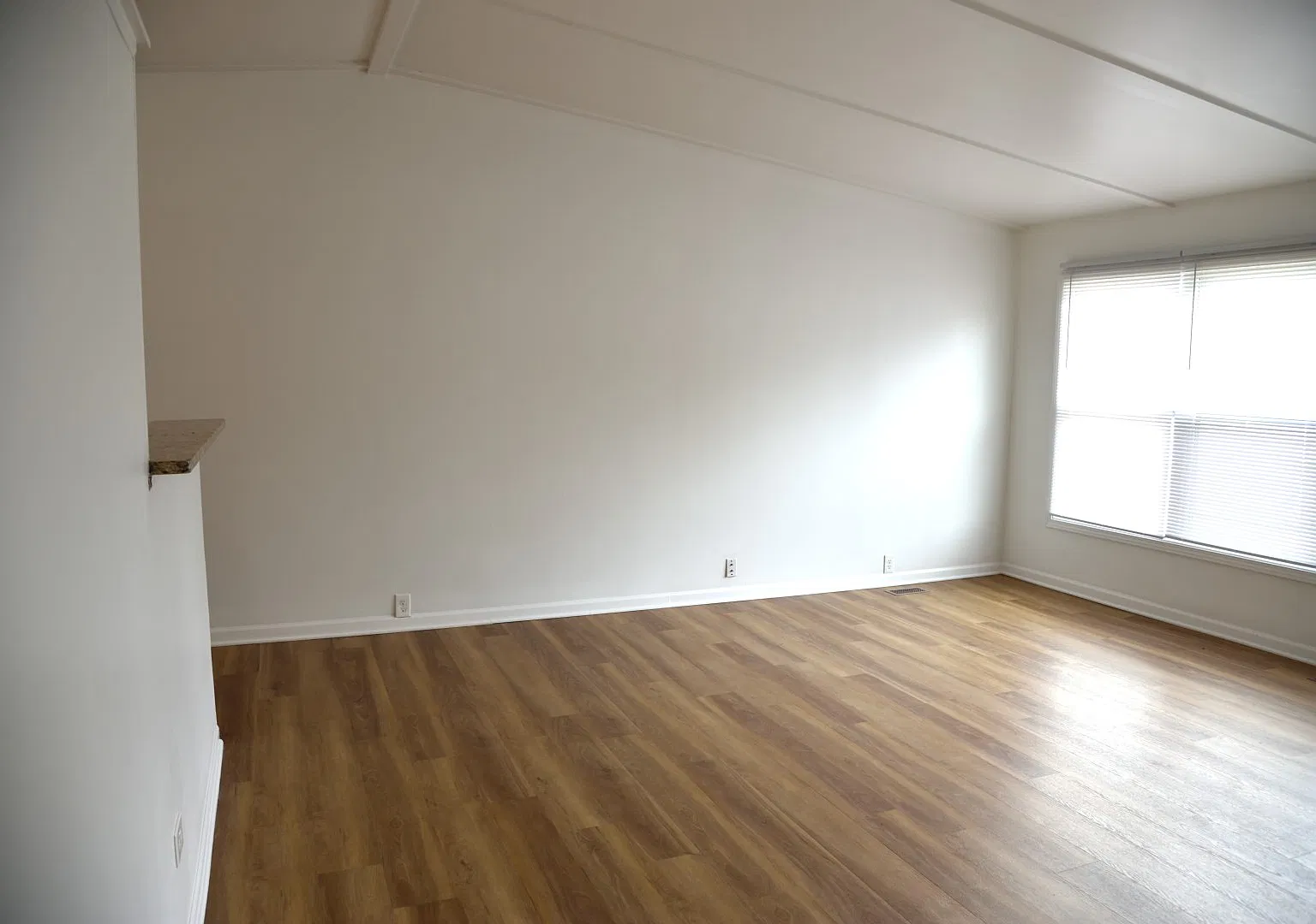3 bed, 1.5 bath, 1092 sqft, $2,500 — Photo 3