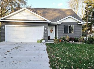 928 Summer St, Algonac, MI 48001