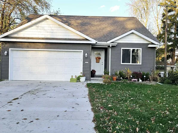 928 Summer St, Algonac, MI 48001