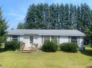 1148 Memory Ln, Frankfort, MI 49635