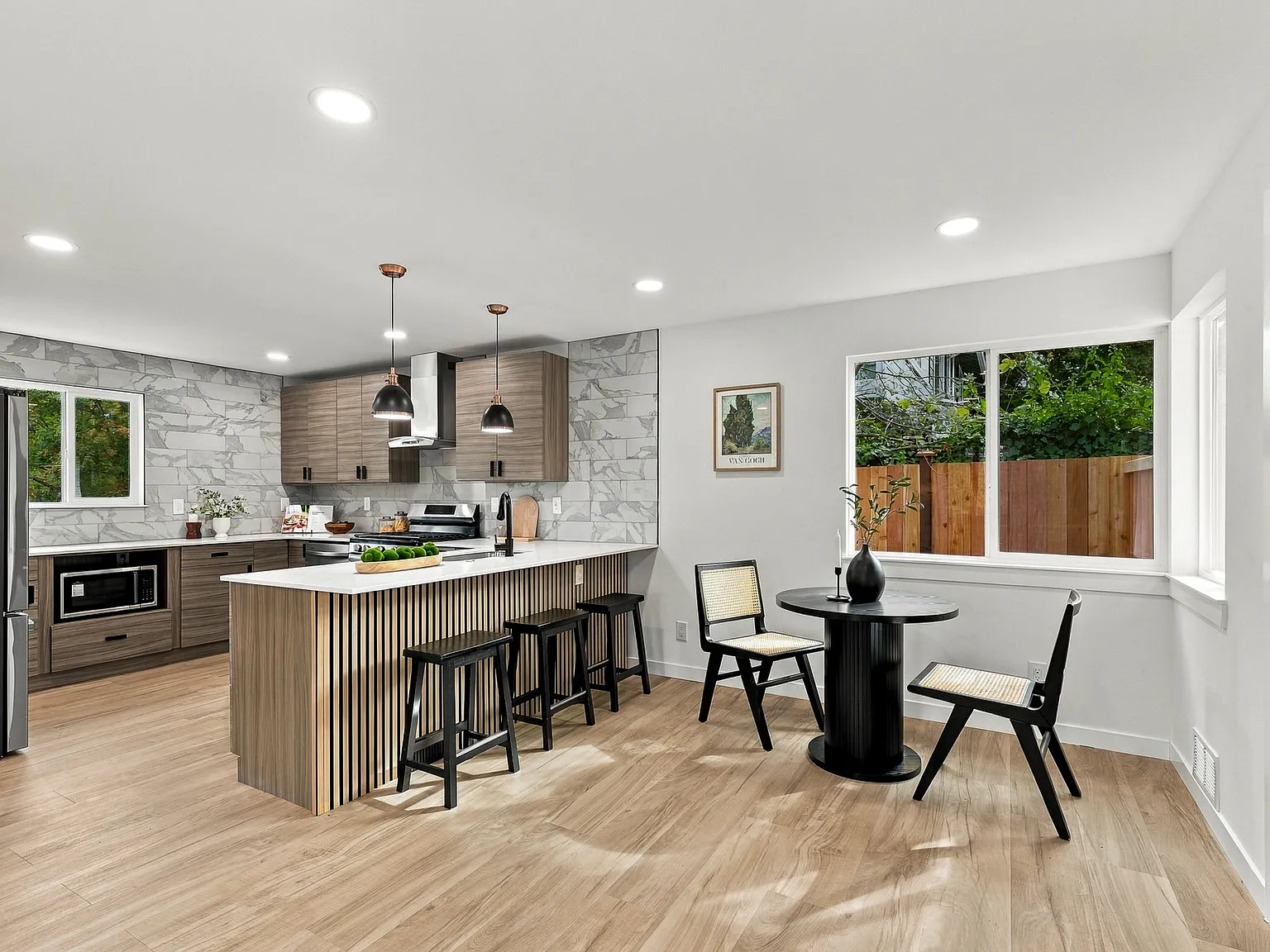 3 bed, 1054 sqft, $2,895 — Photo 3