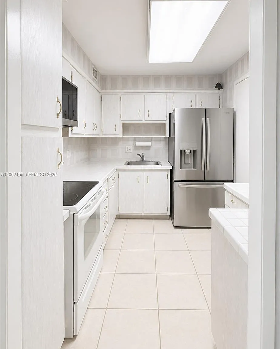 Stratford House Condo — Photo 1