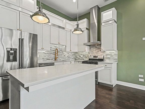 3rd image of 3101 N California Ave #1