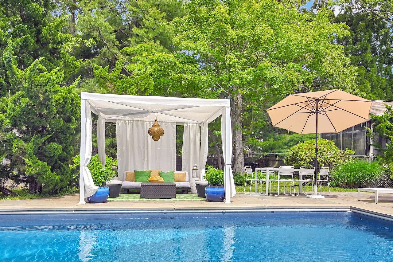 Silver Beach Traditional with Pool — Photo 2