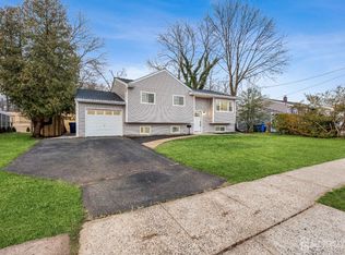 139 Lee Dr, Middlesex, NJ 08846