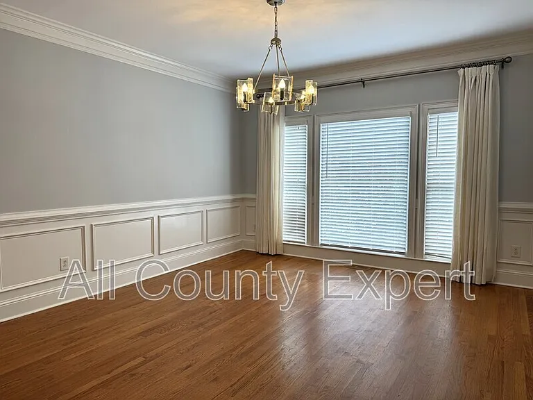871 Lenox Ct NE — Photo 4