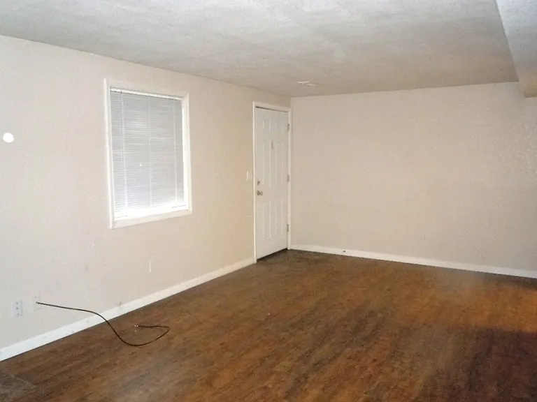 137 Sandridge Dr — Photo 3
