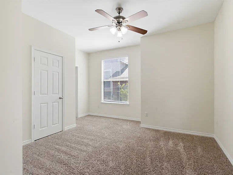 2113 Grove Park Ln — Photo 15