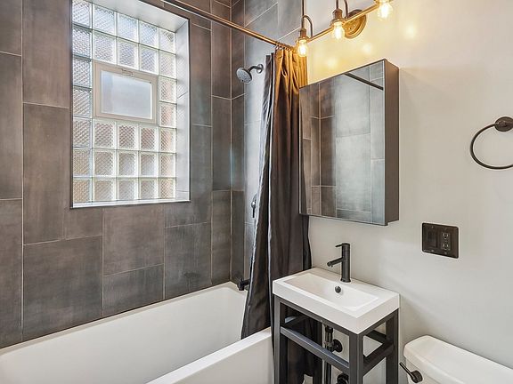 3rd image of 850 N Damen Ave APT 2F