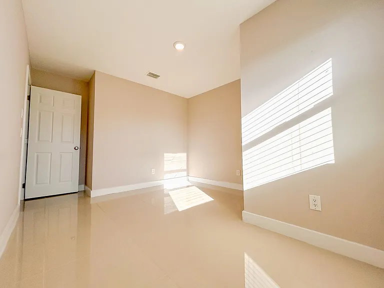 967 SW Aviation Ave — Photo 32