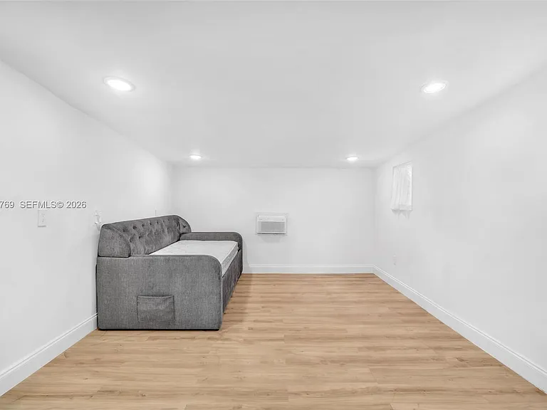 470 NE 113th St — Photo 36
