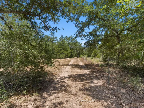 1071 Blacksmith Farm Ln, Weimar, TX 78962