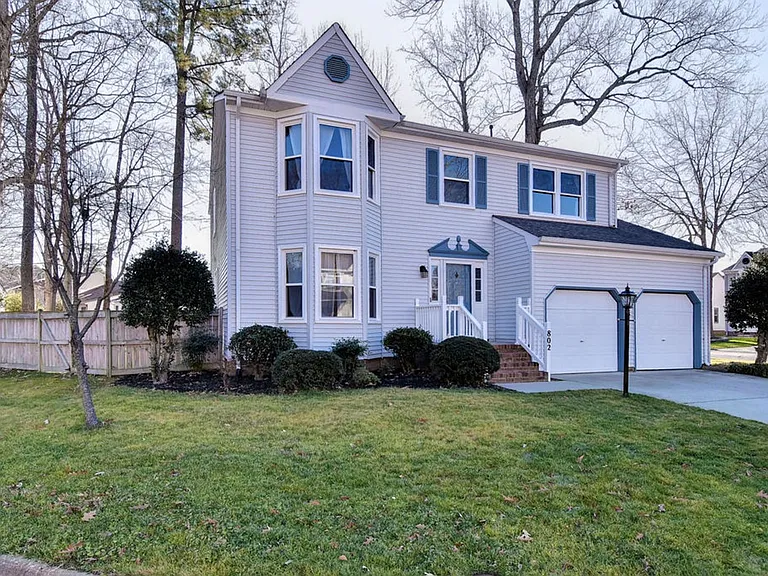 802 Marquette Ct — Photo 2