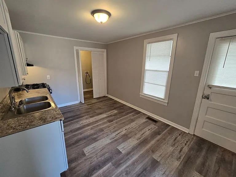 520 W 33rd St — Photo 4