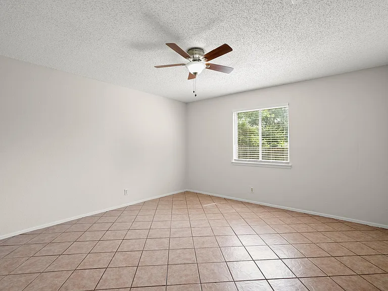 1404 Valleyridge Cir #B — Photo 12