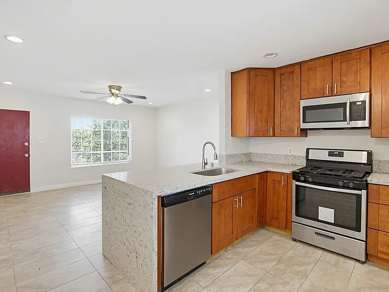 4255 1/2 Altadena Ave — Photo 8