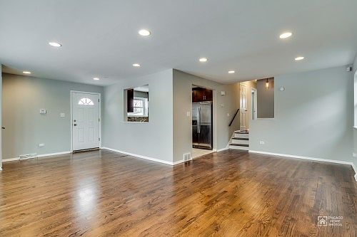 4th image of 9201 S La Salle St