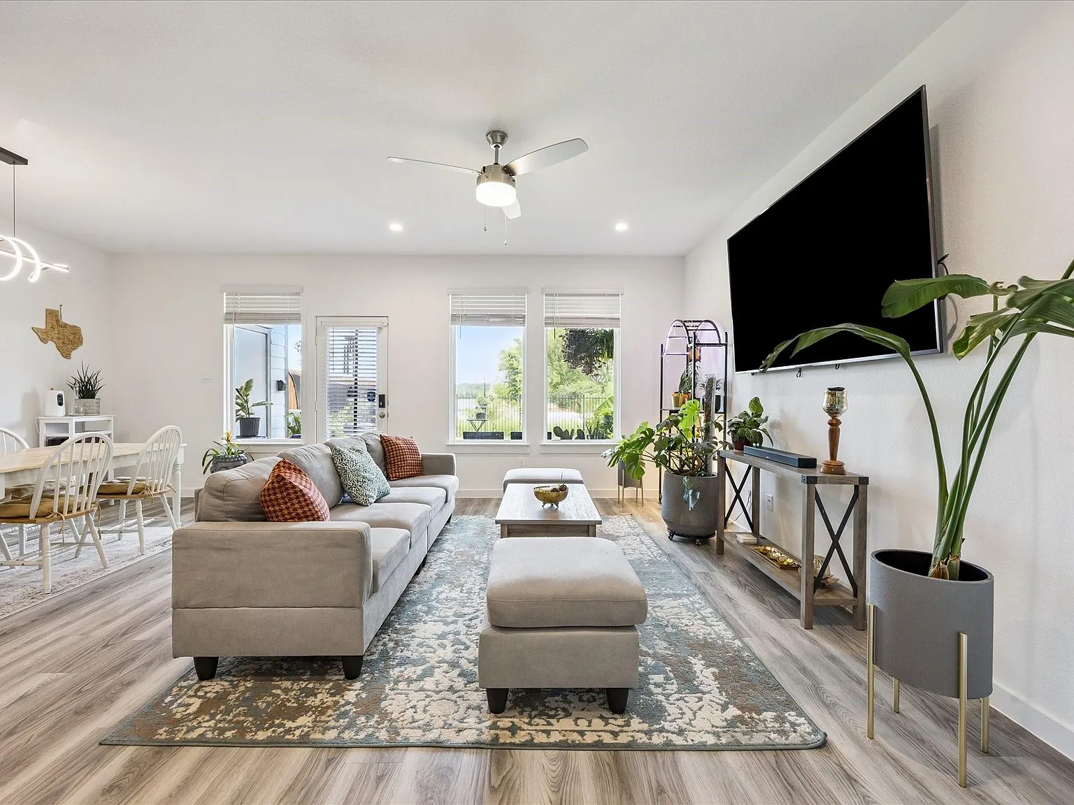 3 bed, 2.5 bath, 1820 sqft, $2,350 — Photo 2