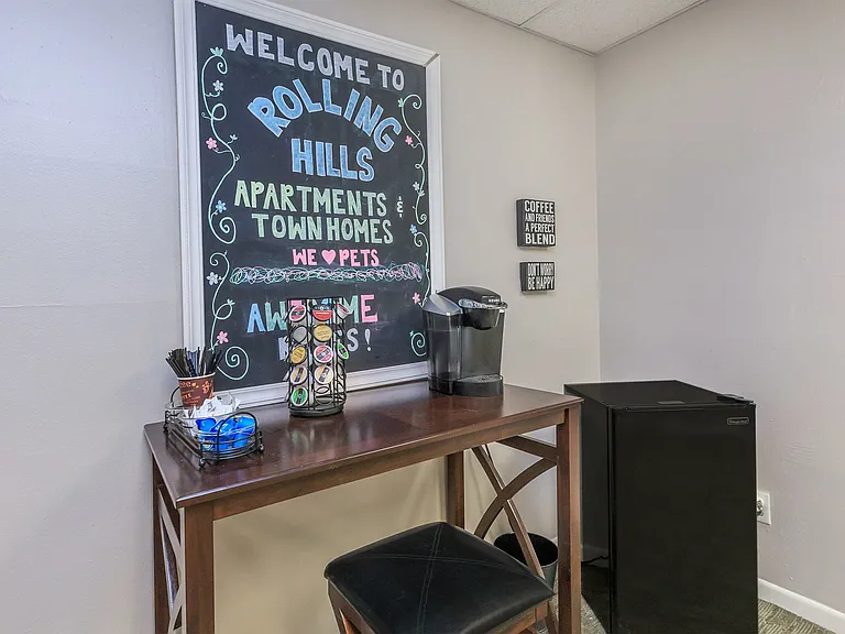 Rolling Hills Apartments — Photo 17
