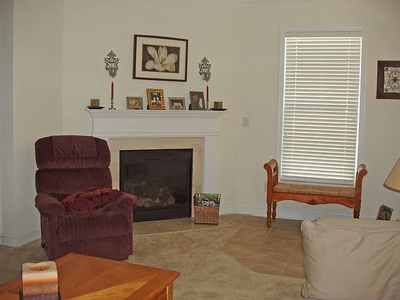 Gas Log Fireplace in LR