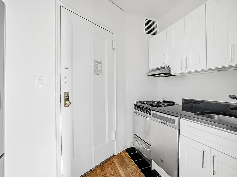 62 Leroy St #4A — Photo 5