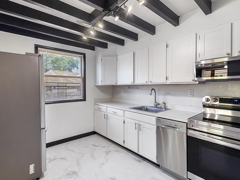 1103 Somerset Dr — Photo 6