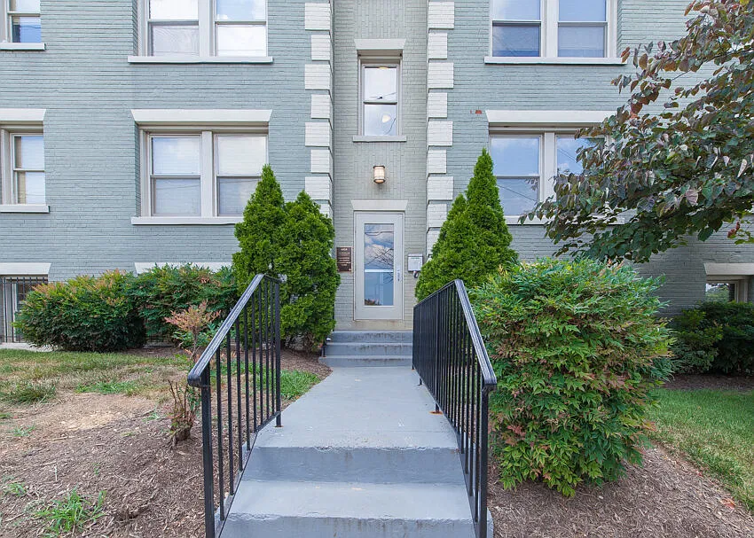 Sunny Fort Totten 1 Bedroom! Pets allowed — Photo 2
