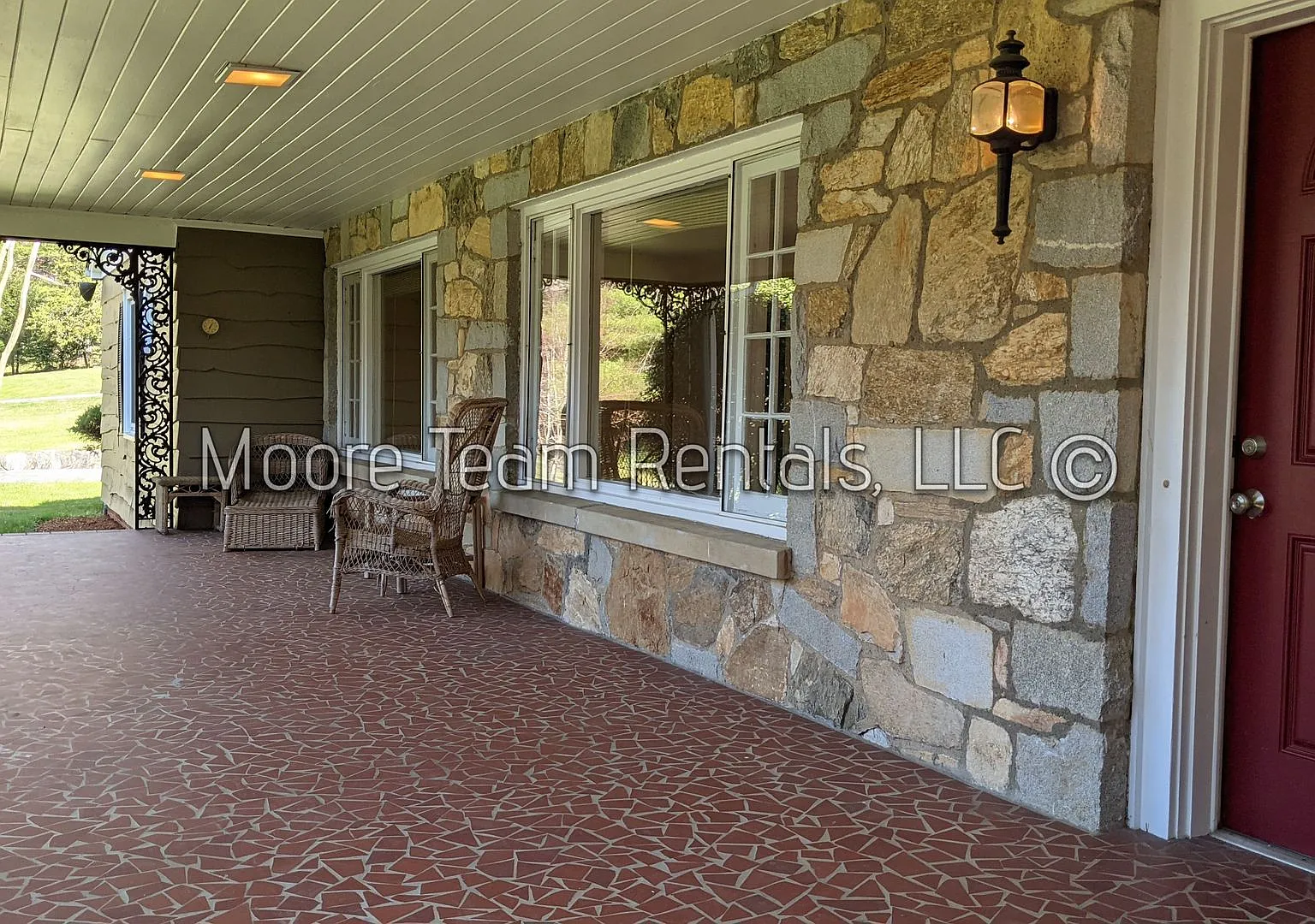Spacious House - Private Wooded Setting — Photo 2