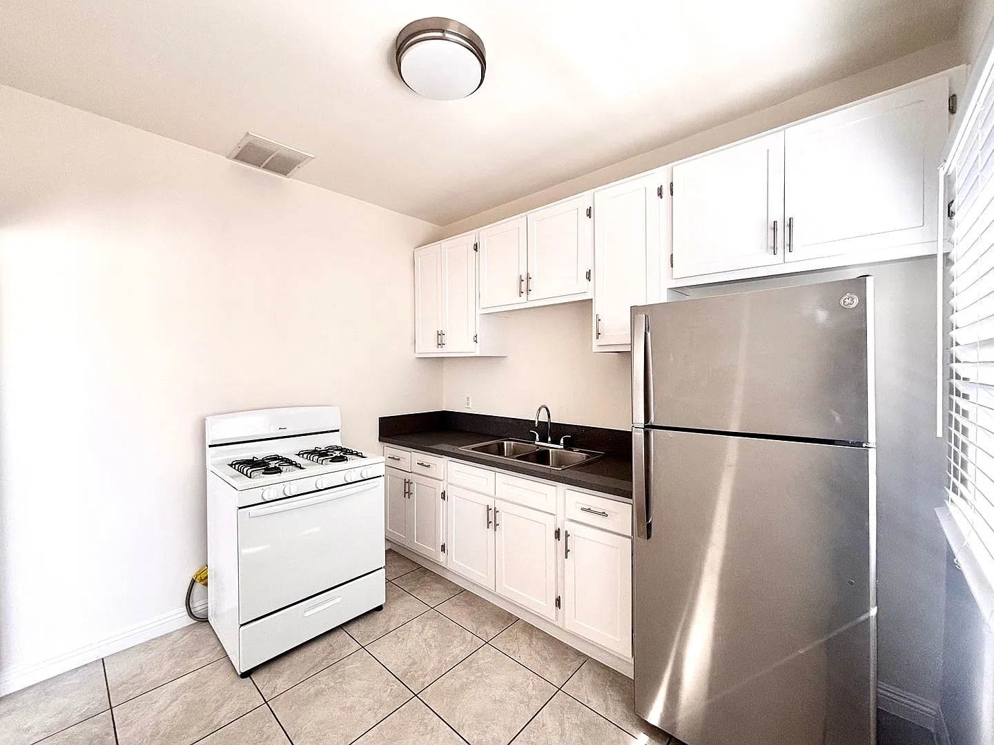 1056 S Normandie Ave — Photo 4