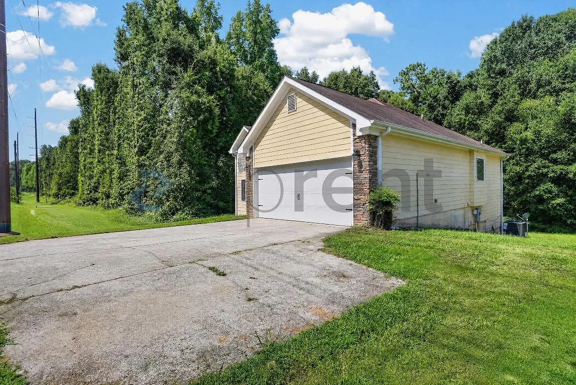 3 bed, 1600 sqft, $2,075 — Photo 3