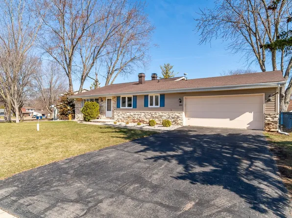 1860 Arlington Dr, Oshkosh, WI 54904