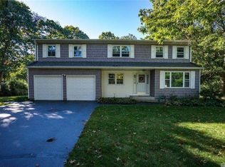18 Laurel Ln, Shirley, NY 11967