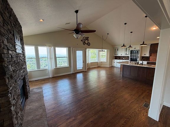5th image of 1835 N Beechwood Dr
