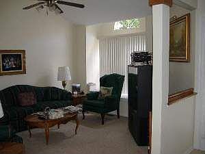 LR w/ vaulted ceiling