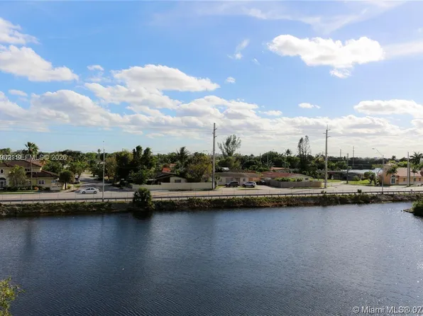 1325 W 68th St, Hialeah, FL