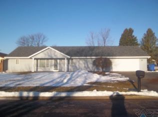 600 S Elizabeth Ave, Hills, MN 56138