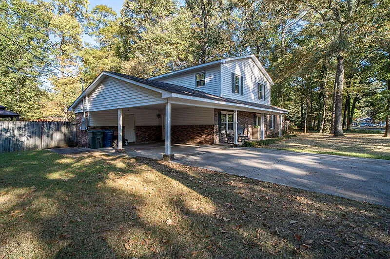 5 bed, 3.0 bath, 2476 sqft, $2,300 — Photo 3