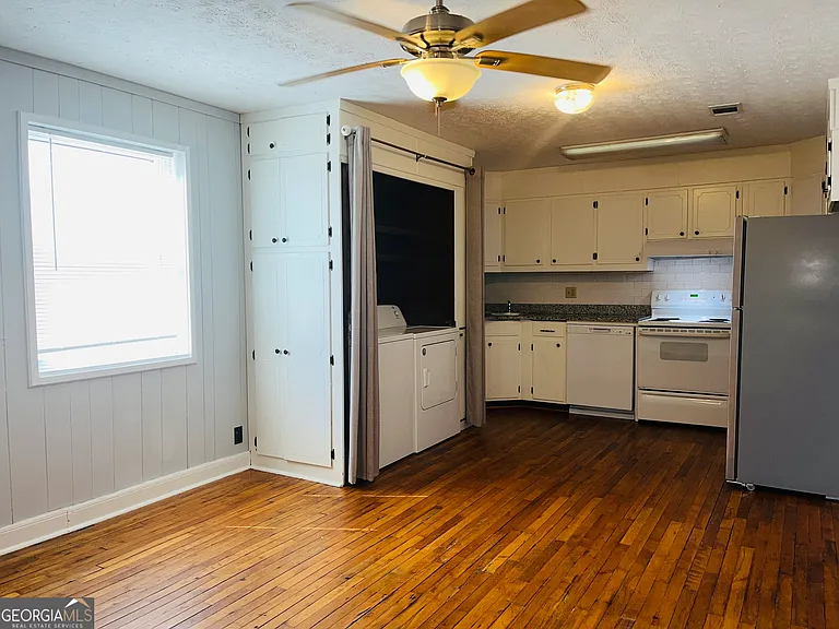406 E Main St — Photo 9