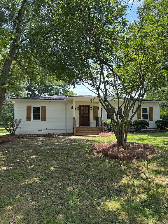 107 Lakeshore Cir - Property Image