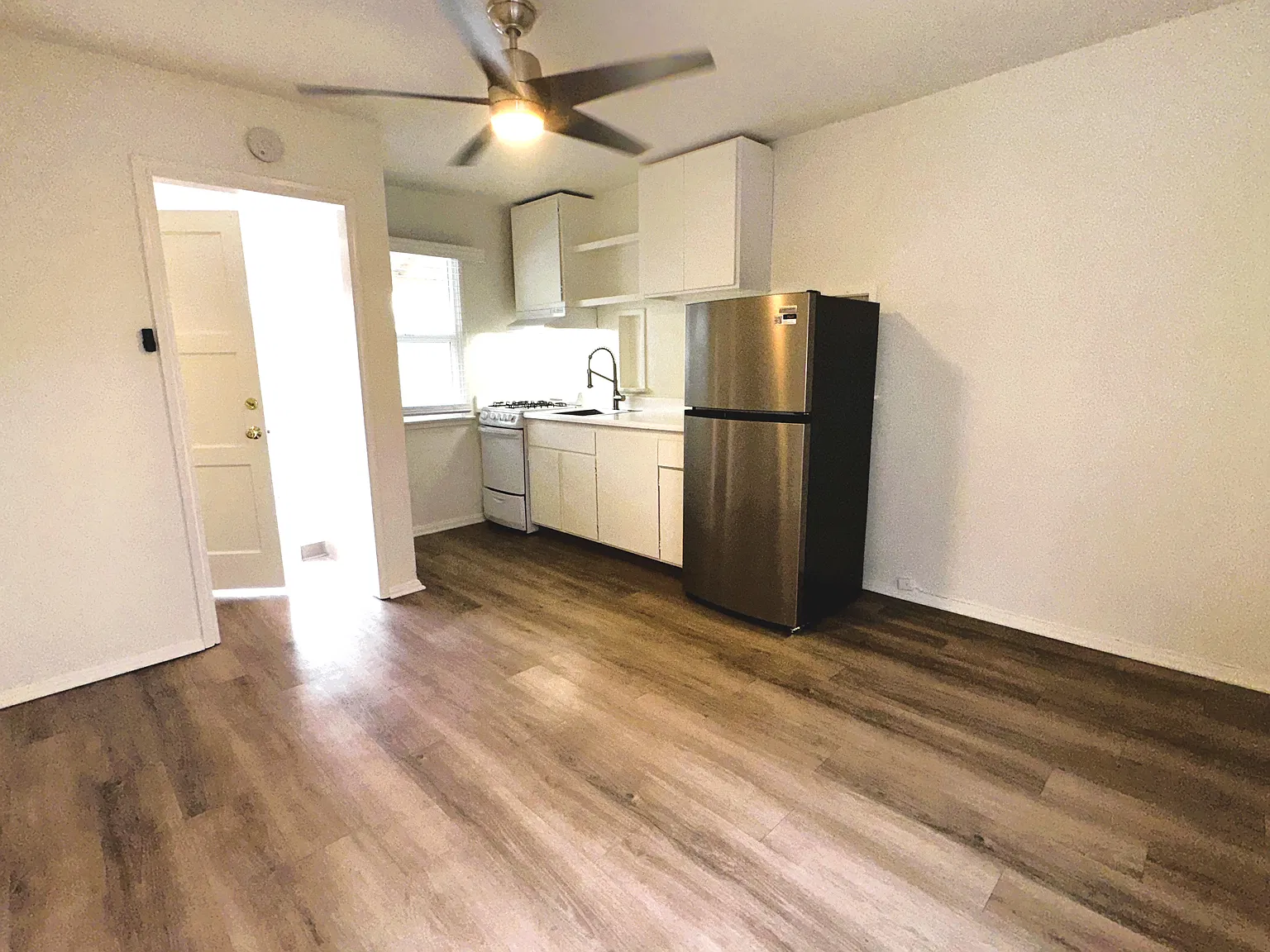 Studio, 210 sqft, $2,290 — Photo 3