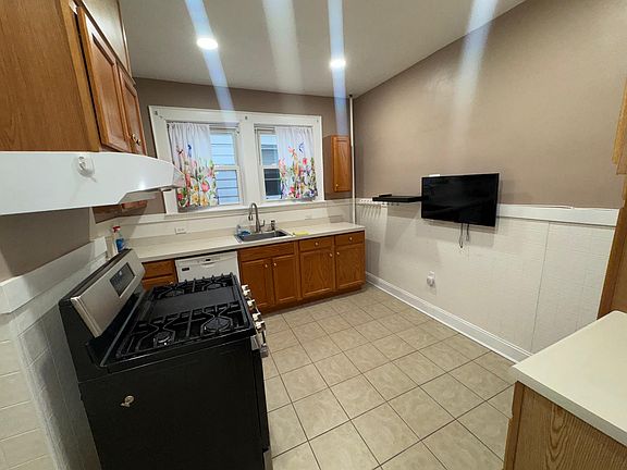 4th image of 742 Pennington St #3