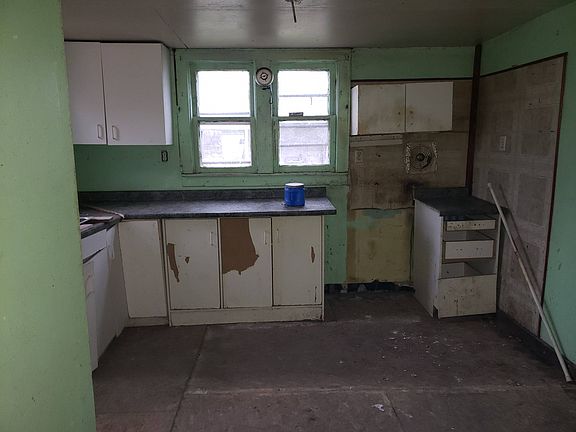 5th image of 625 N Broadway St
