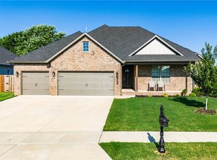 685 Soldera Rd, Tontitown, AR 72762