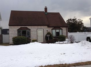 28 Butternut Ln, Levittown, NY 11756