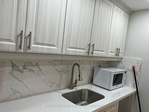 5th image of 210 Valleyway Dr #Basement