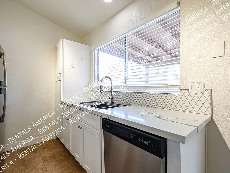 2842 E Irwin Ave — Photo 11