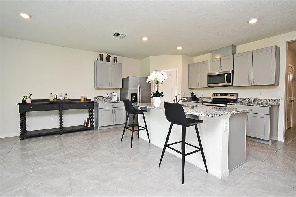 4 bed, 2.0 bath, 1841 sqft, $2,650 — Photo 4