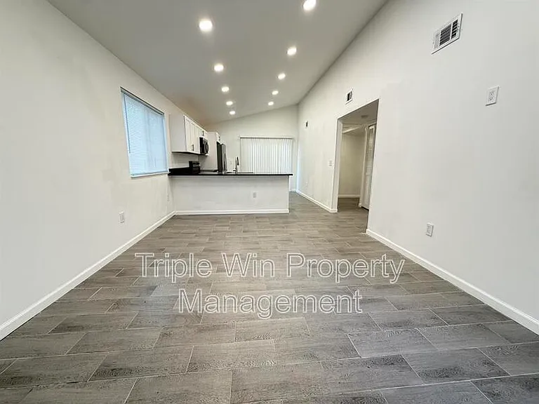 1332 Langholm Dr — Photo 3